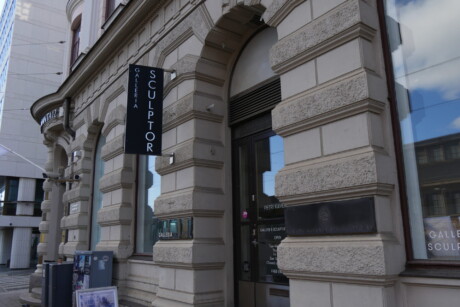 Kuvassa Galleria Sculptorin sisäänkäynti kuvattuna viistosti ja kyltti, jossa lukee gallerian nimi.