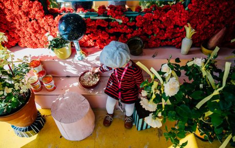 Vuoden nuoren muotoilijan Laura Väinölän Altar of Attraction -alttarilla festivaalikansa voi jättää rakkaudentunnuksia