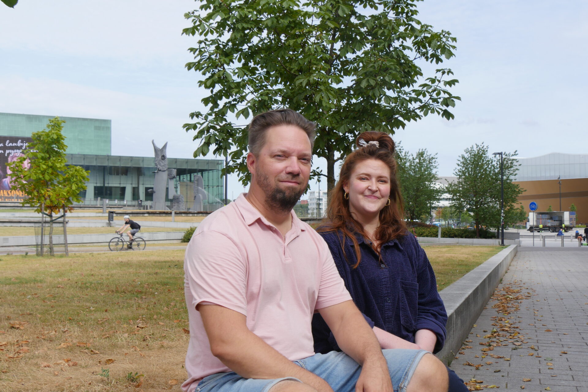 Valokuvassa istumassa puistossa Kuvataiteen talo -hankkeen hallituksen puheenjohtaja Joonas Ahlava ja projektikoordinaattori Venla Styrman
