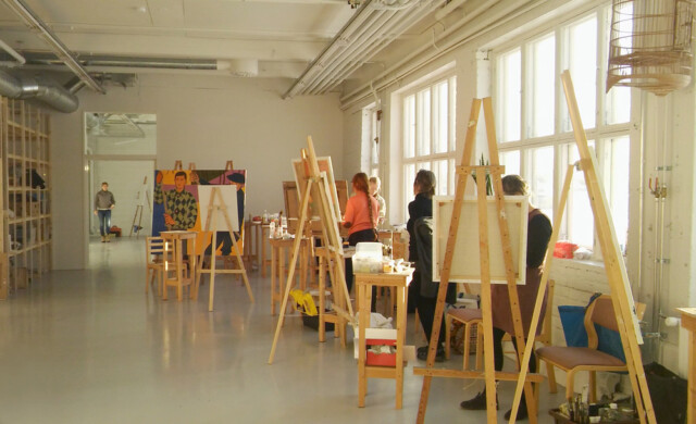 Avoin taidekoulu sijaitsee nykyään Kalasataman taiteilijatalossa Helsingissä. Kuva: Tiina Numme.