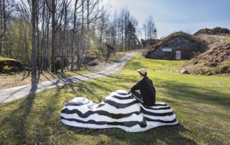 Helsinki Biennaalin taiteilijat tuovat Vallisaareen maailman pienoiskoossa