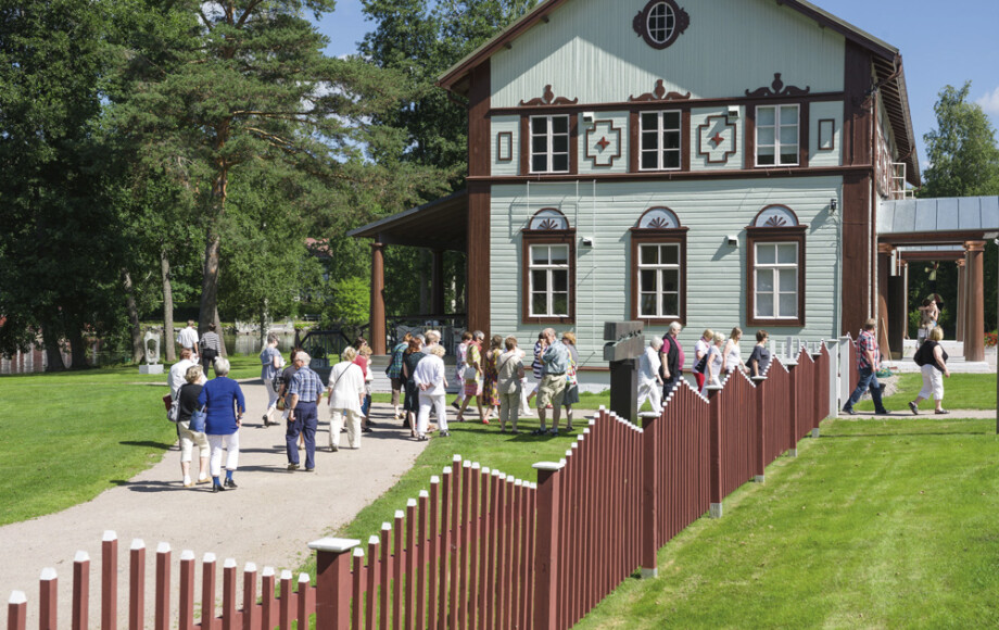 Salmela torjuu taantumaa tunnettujen nimien avulla