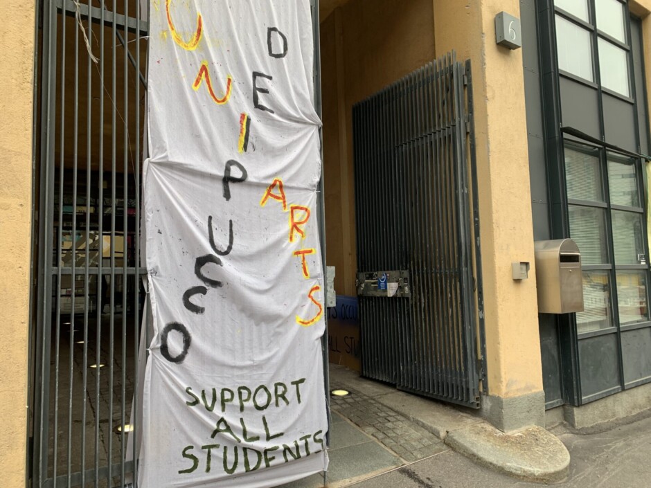 Teatterikorkeakoulun sisäänkäynnillä lakana, johon maalattu teksti Uniarts Occupied Support all students