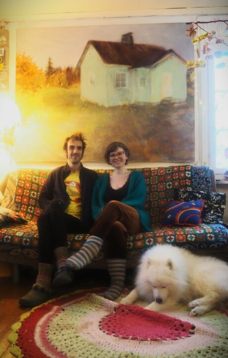 Raisa ja Misha istuvat sohvalla