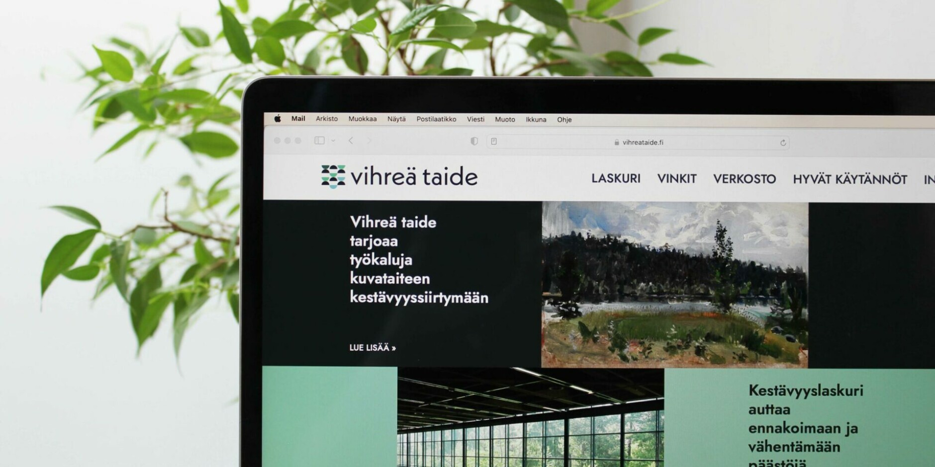 Tietokone, jonka ruudulla näkyy Vihreä taide -sivuston etusivun näkymä