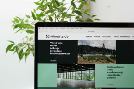 Tietokone, jonka ruudulla näkyy Vihreä taide -sivuston etusivun näkymä