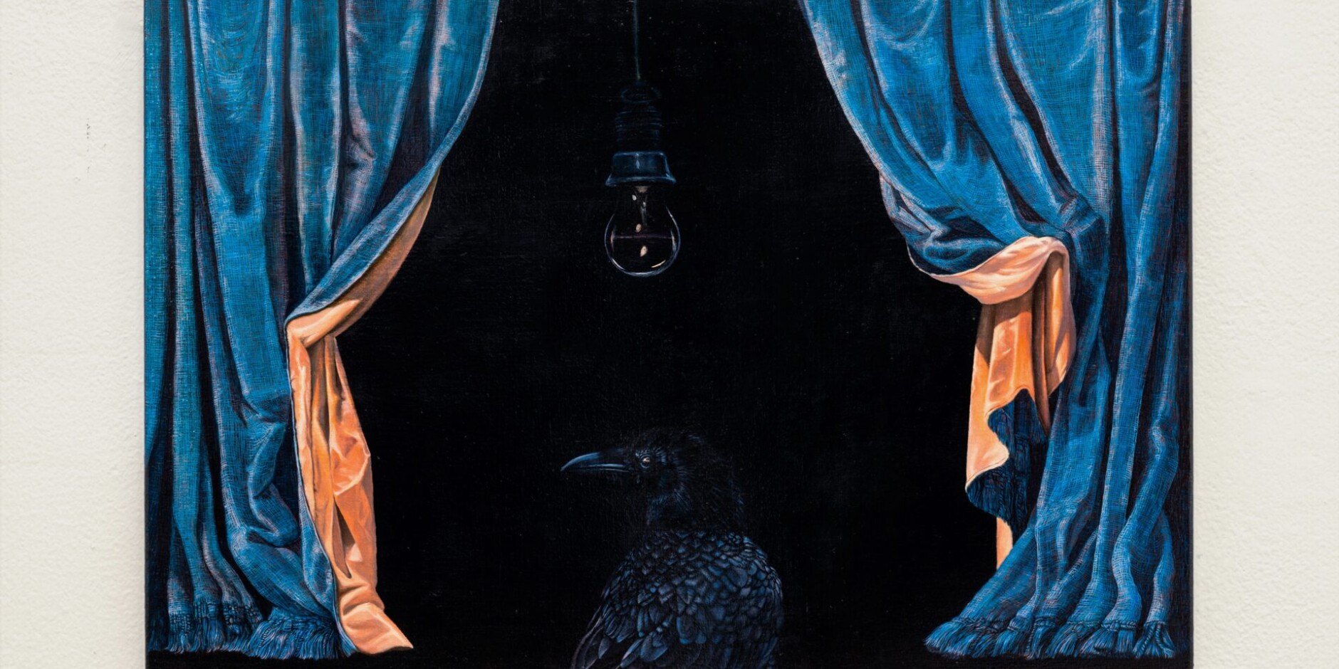 Katariina Reuterin maalaus "Tuleva aamu", jossa mustalla pohjalla musta lintu ja sivulla esirippua muistuttavat siniset verhot.