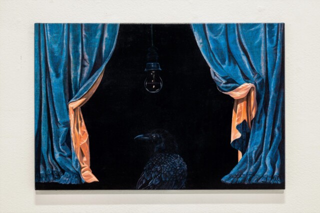 Katarina Reuterin maalaus "Tuleva aamu", jossa mustalla pohjalla musta lintu ja sivulla esirippua muistuttavat siniset verhot.