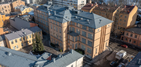 Ilmakuvassa harjakattoinen oranssi kerrostalo Turussa. Vanha Rettigin tehdasrakennus on nykyisin Taiteen talo.
