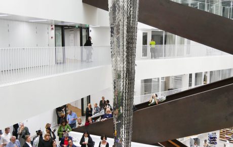 Aalto-yliopiston uudisrakennuksen taide puhuu tasa-arvon puolesta